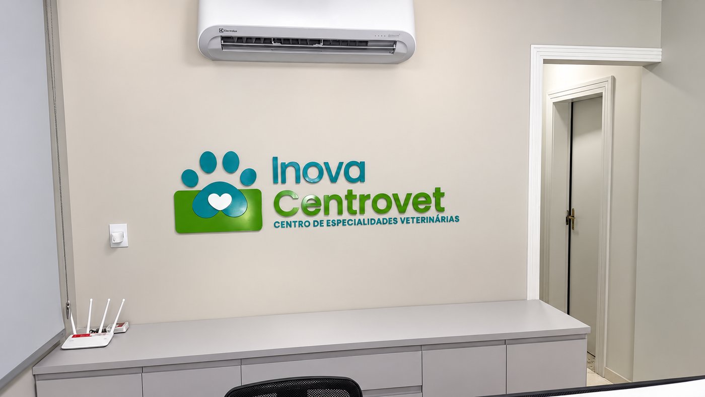 Recepção da Inova Centrovet com o logo da clínica na parede — Centro de Especialidades Veterinárias em Ipatinga